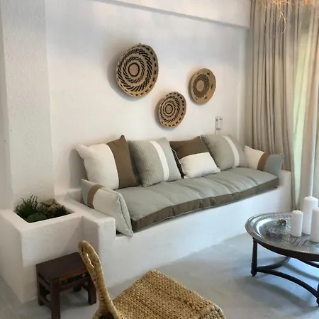 ανεμπόδιστη θέα με κήπο και πισίνα *