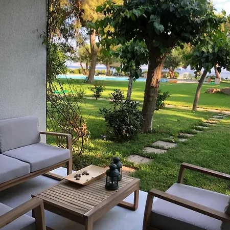 ανεμπόδιστη θέα με κήπο και πισίνα Holiday home