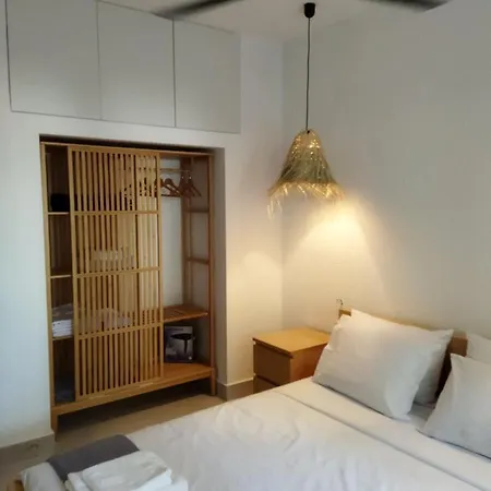 ανεμπόδιστη θέα με κήπο και πισίνα