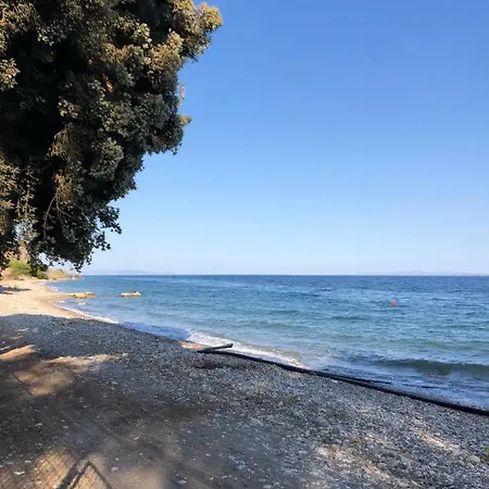 Holiday home ανεμπόδιστη θέα με κήπο και πισίνα Agioi Theodoroi (Corinthia)