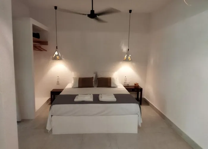 ανεμπόδιστη θέα με κήπο και πισίνα