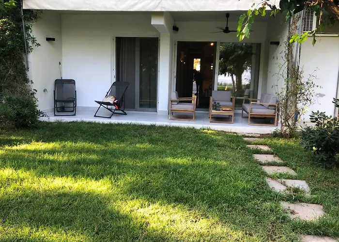 ανεμπόδιστη θέα με κήπο και πισίνα *