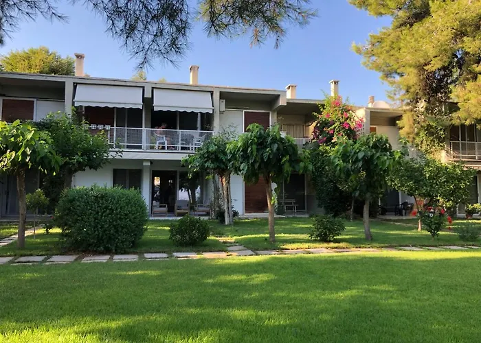 ανεμπόδιστη θέα με κήπο και πισίνα