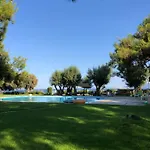 ανεμπόδιστη θέα με κήπο και πισίνα Agioi Theodoroi (Corinthia)
