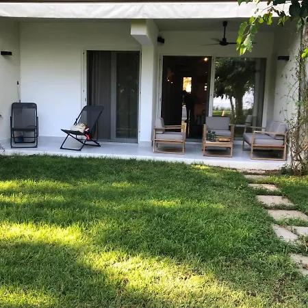 ανεμπόδιστη θέα με κήπο και πισίνα *