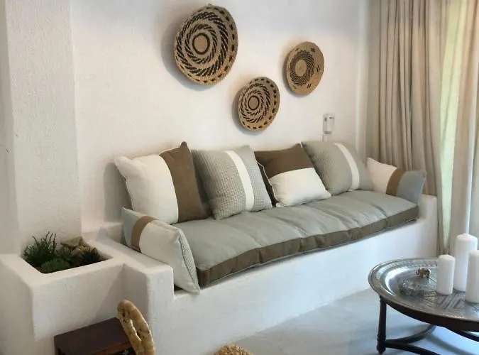 ανεμπόδιστη θέα με κήπο και πισίνα *