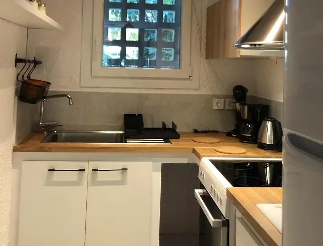 ανεμπόδιστη θέα με κήπο και πισίνα Дом отдыха *