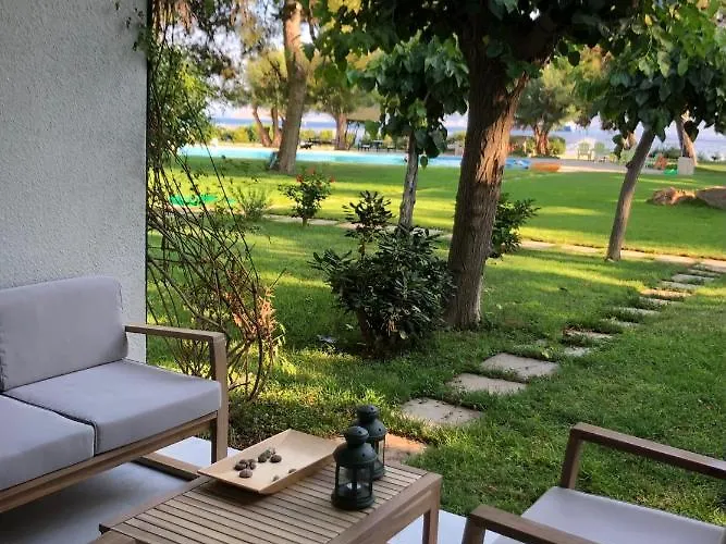 ανεμπόδιστη θέα με κήπο και πισίνα Дом отдыха